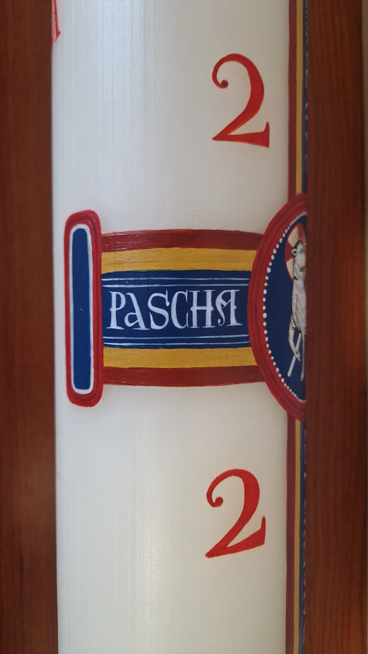 Inscripción PASCHA en el brazo de la cruz de un cirio pascual